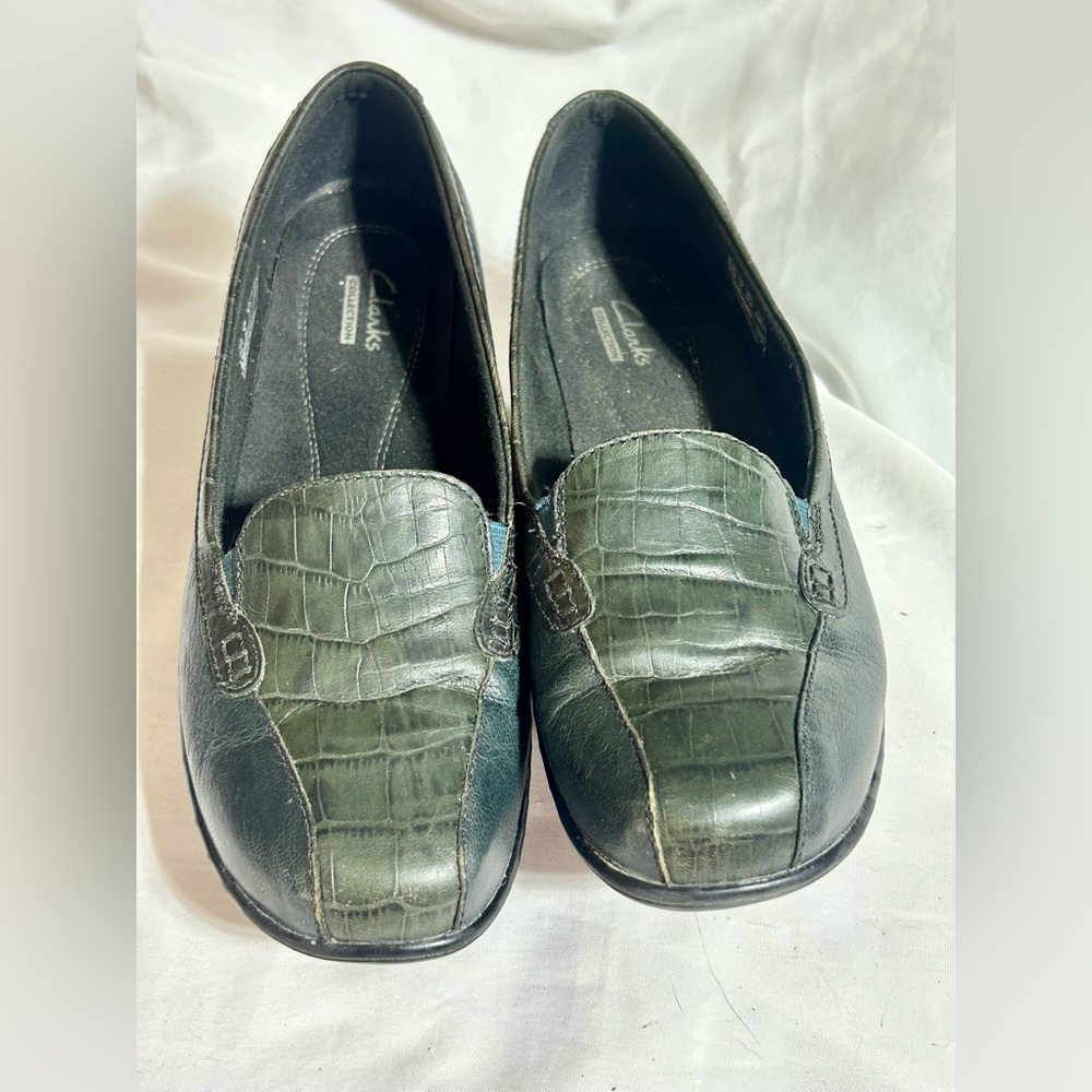 💚Clarks Bayou Q Leather Bendable Dark Green Croc-Embossed Loafers Size 7W GUC